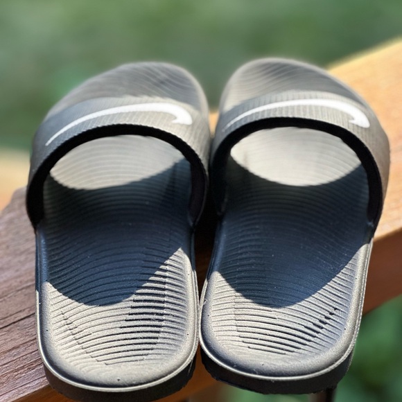 Size 2- Nike Kawa Slides - Picture 3 of 5